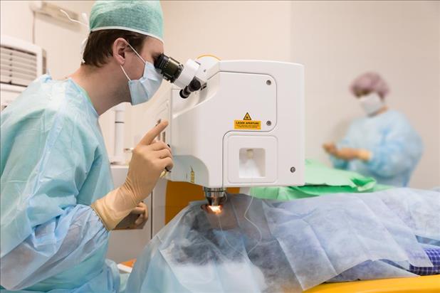 ophthalmic technician assisting ophthalmologist during surgery